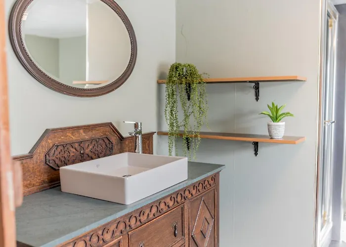 Lakeland With An Acre Of Gardens, Games And Free Parking *