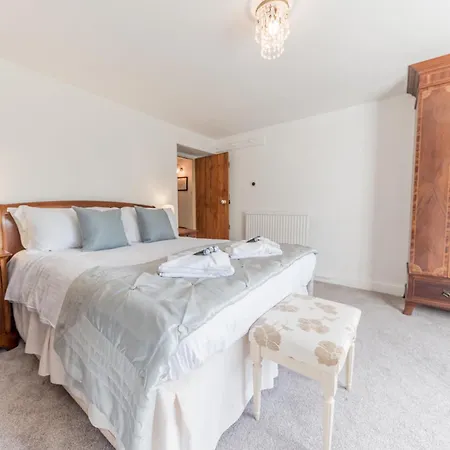 Lakeland Farmhouse With An Acre Of Gardens, Games And Free Parking