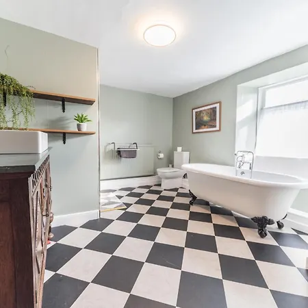 Lakeland Farmhouse With An Acre Of Gardens, Games And Free Parking