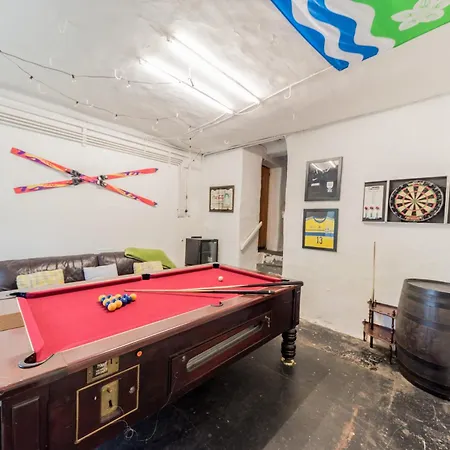 Casa de Campo Lakeland Farmhouse With An Acre Of Gardens, Games And Free Parking