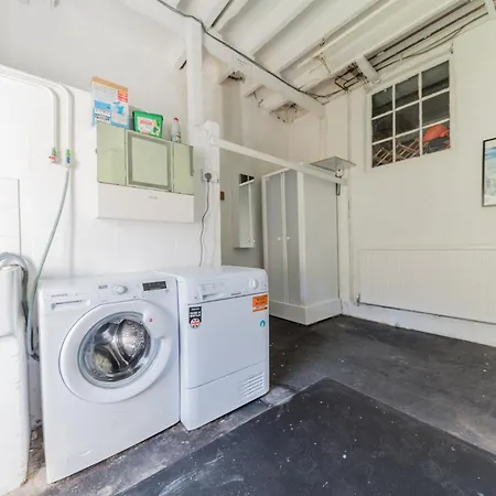 Lakeland With An Acre Of Gardens, Games And Free Parking *