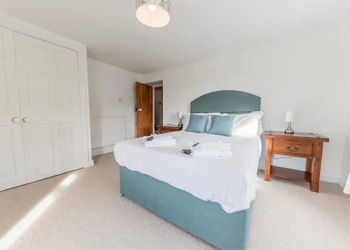 Lakeland With An Acre Of Gardens, Games And Free Parking