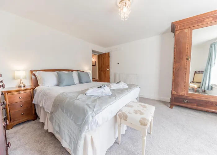 Lakeland With An Acre Of Gardens, Games And Free Parking