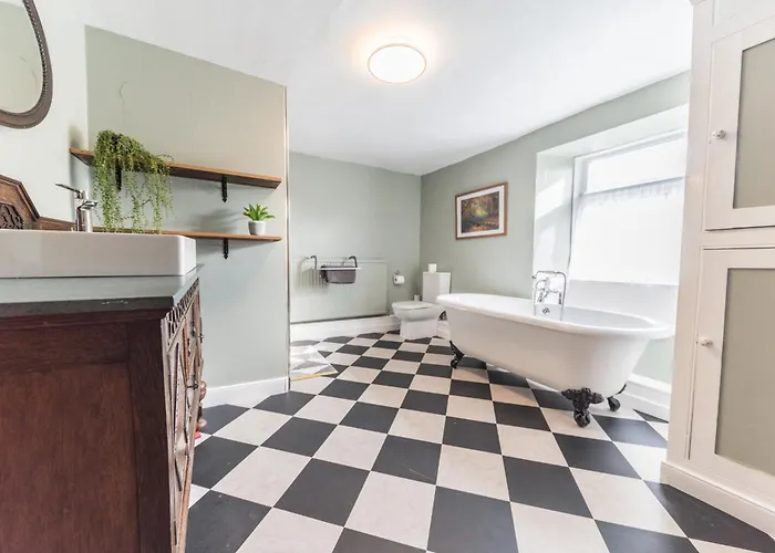 Lakeland With An Acre Of Gardens, Games And Free Parking