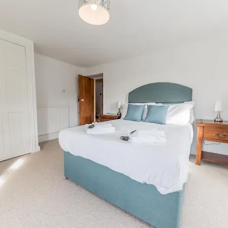 Lakeland With An Acre Of Gardens, Games And Free Parking