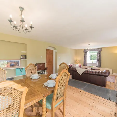 Lakeland With An Acre Of Gardens, Games And Free Parking Landsted *